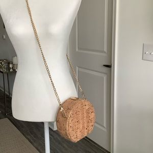 Cork crossbody w/ gold chain